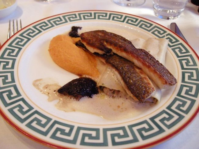 メイン：白身魚のソテー<br /><br />表面はカリッカリ、身はジューシーで、これもウマ〜。<br />お魚の下に添えてあるマッシュ･ポテトもすごくおいしい。<br />平麺パスタで包まれているものはなんだったか思い出せない。。。