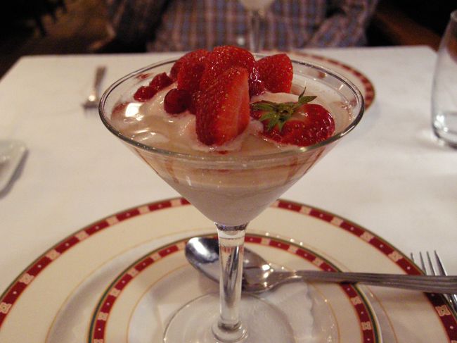 デザート：いちごのムース<br /><br />デザートの中でもムース系はとくに好き。甘さ控えめで大人のデザートという感じ。ウッマ〜〜。<br /><br />前菜・メイン・デザートすべてがおいしくて、眺めも最高で、大・満・足！