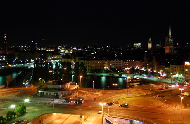 支払いをすませた後、レストランの屋上の展望デッキへ行きました。夏はこの屋上がレストランになり、グリル料理が楽しめるそうです。<br /><br />←ガムラ・スタン方面の夜景（三脚なしではこれが限界。。。）