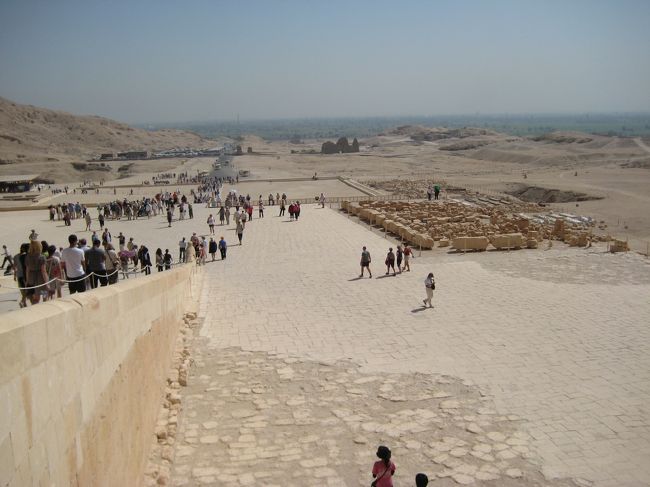 遠くに緑が見えます。<br /><br />滞在時間は短いですが<br />見るとこ見たので。。。