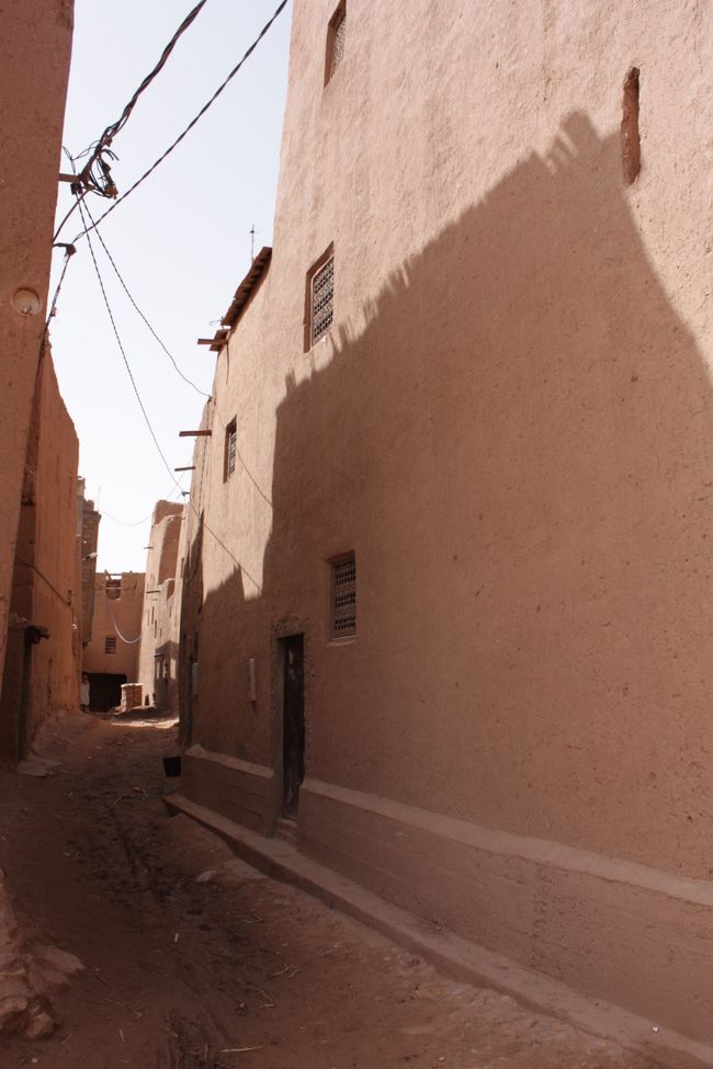 気付けば小一時間歩いてるよ。炎天下で。。<br /><br /><br />みんなが無言になり始めたころ、カスバの中へ。<br /><br />もしやバスを降りた時、遥か遠くに見えていたカスバかも。