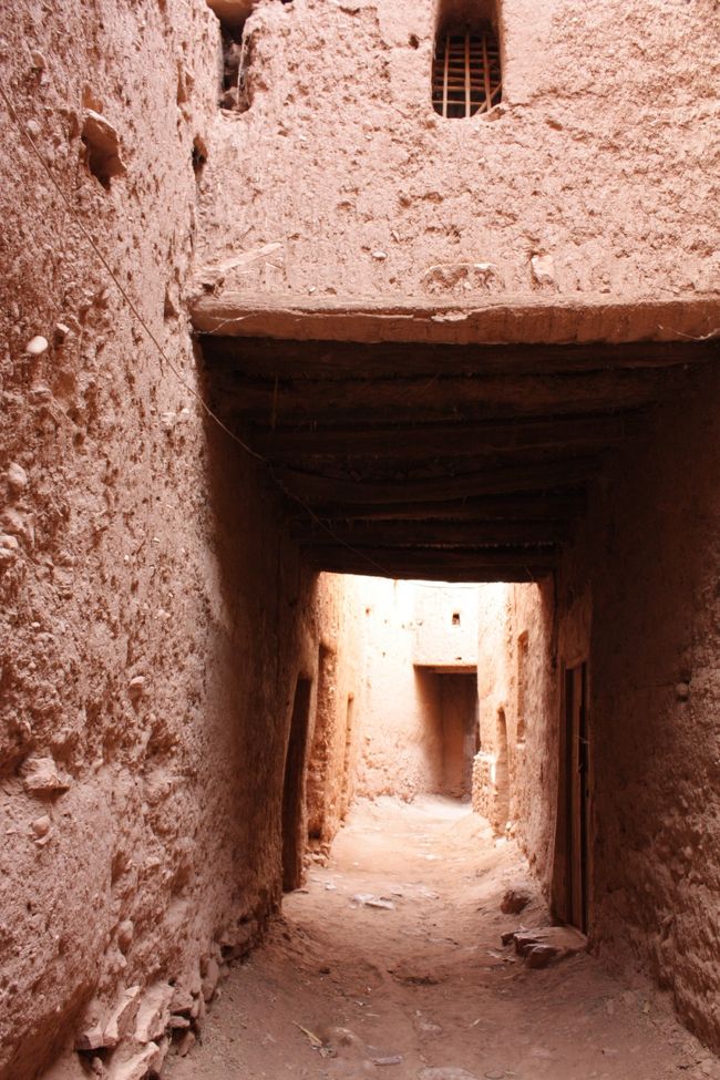 　<br />ここのカスバは建物の下に道が通っているので、一層狭く感じます。<br /><br /><br />そして、あまり一直線の道がありません。<br /><br /><br />前の人とちょっと離れると、すぐに見失ってしまいます。