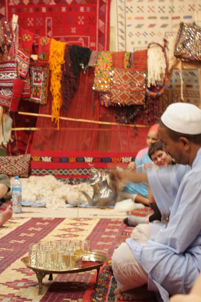 　<br />歩くこと15分。<br /><br />到着したのは、絨毯屋さん。笑<br /><br /><br />ここでミントティーをいただき、次々と広げられる絨毯を見せてもらいました。