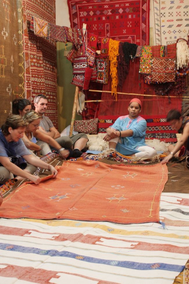 <br />モロッコ風絨毯と一口に言っても、色んな種類があるものです。<br /><br /><br />色合いや模様。。私としては個人的に買わない絨毯屋に入る勇気がないので、その他大勢として鑑賞できたのは良かったな。<br /><br />ツアーで寄った、がっちりのお土産屋さんはここだけでした。<br /><br />あとは、カスバ街道沿いでトイレ休憩する場所にお土産は置いてありましたが、逆に見る時間が少なかったです。