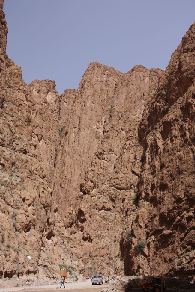 カスバを後にした私たち一行。<br /><br /><br />トドラ渓谷に到着です！<br /><br />思ったより手前で車を降ろされたので、景色を眺めながら進みます。