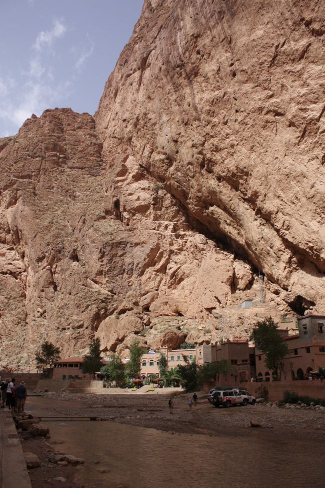 　<br />こんな風に、切り立った岩の足元にホテルやレストランが並びます。