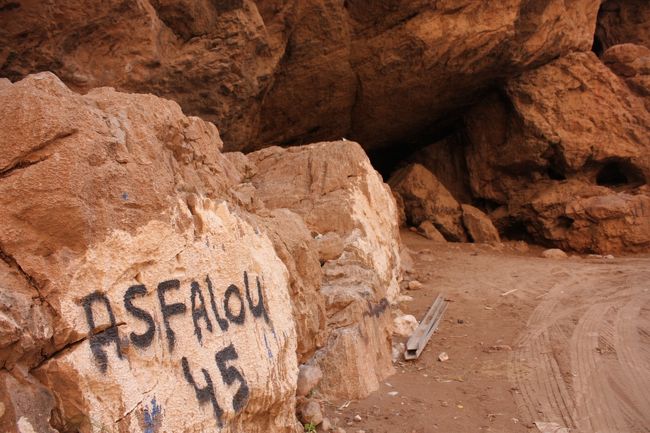 歩いている道の両脇にも、洞窟を思わせるような穴や、大きな岩がごろごろしています。