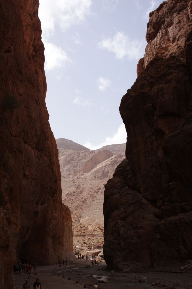 　<br /><br />この形。　大自然のなせる業なのでしょう。<br /><br /><br />人の大きさと比較すると、そのスケールが分かります。