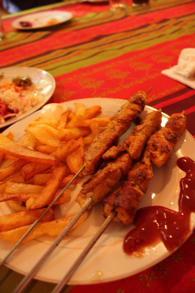 30分程トドラ渓谷を観光したら、今日も遅めのランチをいただきます。<br />只今、2時頃です。<br /><br />実は、トドラ渓谷へ行く前に注文だけ済ませていました。<br />モロッコ、なかなか合理的。。<br /><br /><br /><br />ここも60Dh位でした。