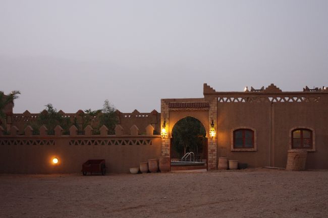 5時頃、最後の街で水を購入。(60Dh)<br /><br />ついに砂漠の玄関口に到着です！<br /><br />このホテルまでは、舗装道路を外れて30分程走った所に建っていました。<br /><br />それまでに、いくつかのホテルを通り過ぎました。<br />この先に建物らしきものは肉眼では見えなかったので、もしかしたら一番端っこだったのかもしれません。<br /><br />...................................................................<br /><br />（最後まで読んでいただき、ありがとうございました。)<br /><br /><br />よろしければサハラ砂漠での様子をご覧ください。<br /><br />http://4travel.jp/traveler/noixxx/album/10516414/<br />