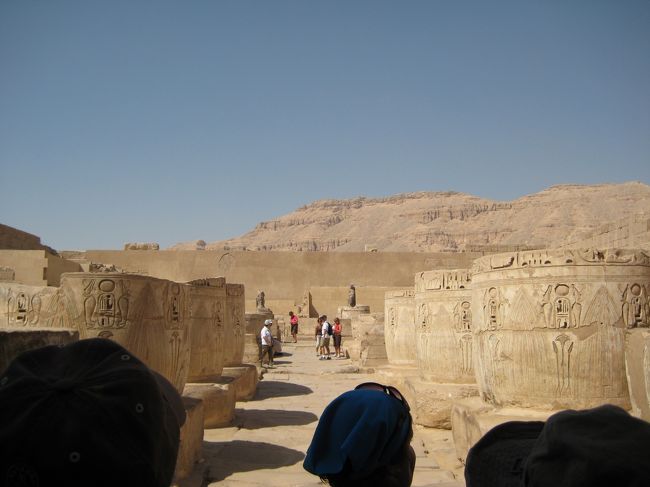 奥の部屋は柱の上部がない。。。<br />古い建物ですからね、