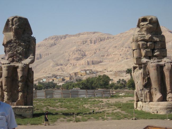 メムノンの巨像<br /><br />大っきい！！<br /><br />パシャリ、っと。