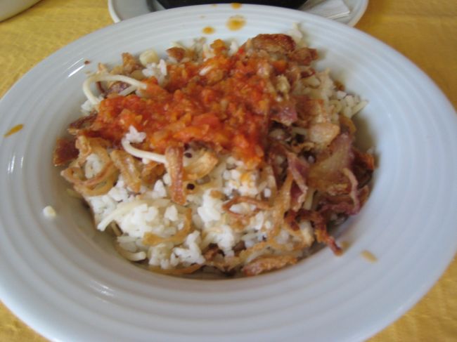 コシャリ。<br />これこれっ！<br />食べたかったんだよね〜。<br /><br />ライスにパスタみたいなのが入ってて上に揚げたタマネギが乗ってる。<br />それにトマトソースをかけて食べるのですよ。<br />結構んまい！<br /><br />