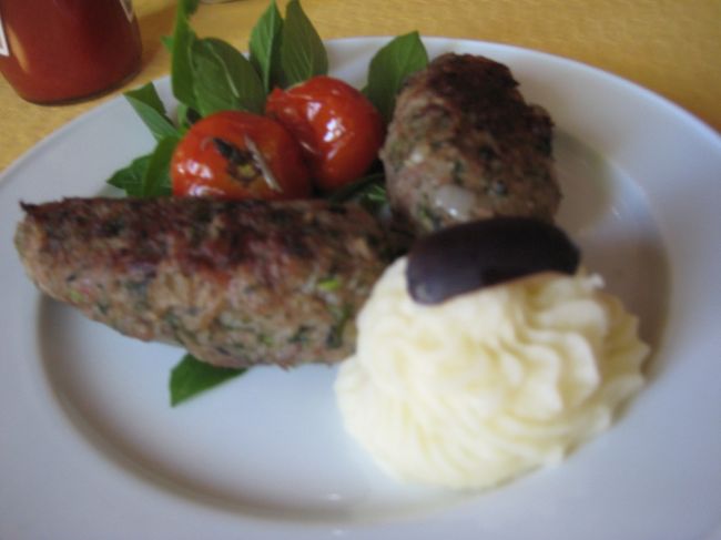 コフタと焼きトマトとマッシュポテト　<br /><br />コフタ香草が結構入ってる。<br />クセあるな〜。<br /><br />
