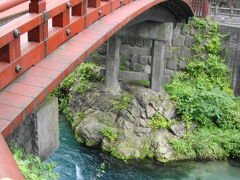 以前は改修中だった神橋も渡れるようになっていました。

