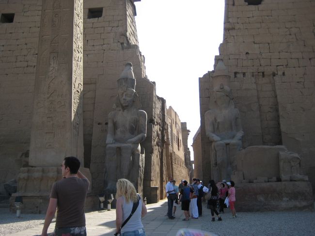 第一塔門<br />ここには2本のオベリスクがあったそうだが、今は左側しかない。<br />右側はなんとっ！<br />パリのコンコルド広場にあります！！<br /><br /><br />そういえばパリでっ！！<br />運ぶの大変だったろうね！