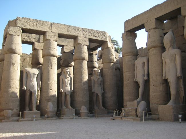 ラメセス2世の中庭。<br /><br />生きてる姿は左足を前にするのがエジプト式。