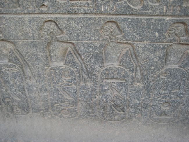 手が後ろで縛られている、<br />異国の奴隷。<br /><br />一人一人顔が違う。<br />