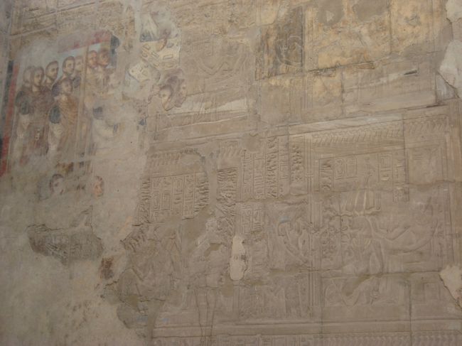 レリーフの上にキリスト教徒たちがキリスト教の絵を描いたが、それがはがれてまたエジプトのレリーフがでてきました。