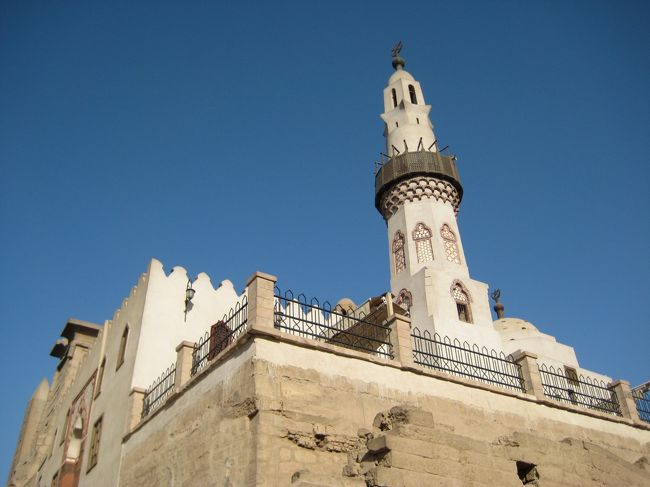 神殿の上にガーマ・アブー・イル・ハッガーグが建てられた。<br />毎年お祭りが行われるそうです。<br />