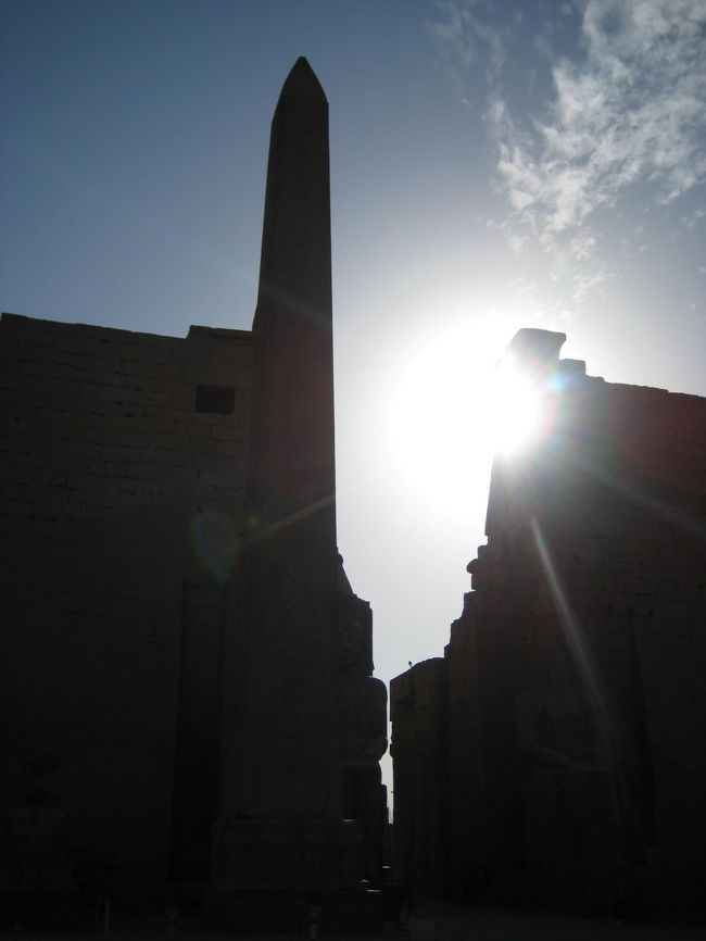 ルクソール神殿は<br />教会やガーマが造られたりしてなんだか複雑な神殿だね。<br /><br />