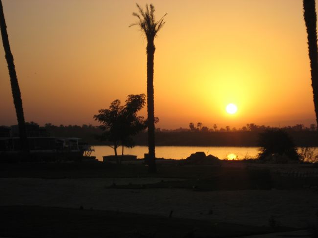 この後カルナック神殿に行ったのですが、、、<br />カメラをバスに忘れてしまいっ！！<br /><br />すんごい大きくて壮大でした。<br />大スカラベ（フンコロガシ）の周りをぐるぐる回ると、願い事を叶えてくれるそうです。<br />わたしも7周しましたよ。ええ。<br /><br />はい。ホテルに帰ります。<br /><br />夕日です。<br />