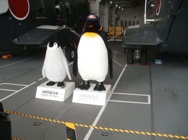 「しらせ」艦内のヘリコプター格納庫で出迎えてくれた皇帝ペンギンとアデリーペンギンの置物。