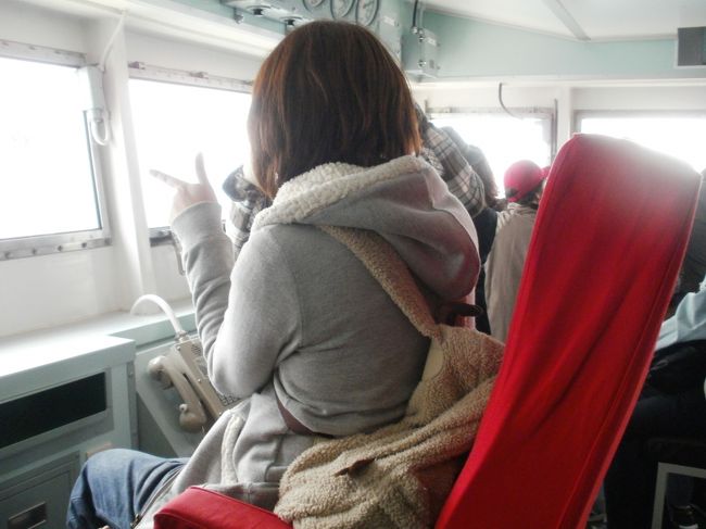 艦長席に座って喜ぶ体験航海者。