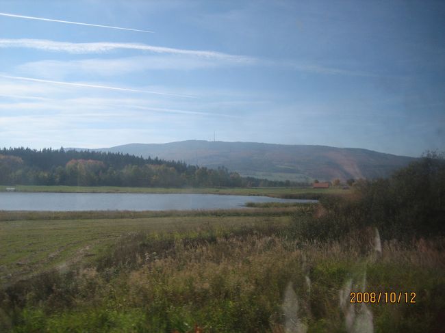 チェスキー・ブジェヴィツェで電車を乗り換えてチェスキー・クルムロフへ向かいます。<br />荷物はチェスキー・ブジェヴィツェで預けました。<br />かなりの鈍行で３０ｋｍぐらいで１時間ぐらいかかりました。