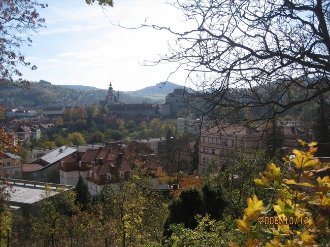 電車を降りて少し歩くとチェスキー・クルムロフ城が見えてきました。<br />駅からは下ってまた上ります。
