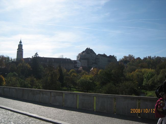 ブジェヨヴィツカー門の前にある橋から見たチェスキー・クルムロフ城の風景です。<br />だいぶ近づいたので大きいのがわかります。