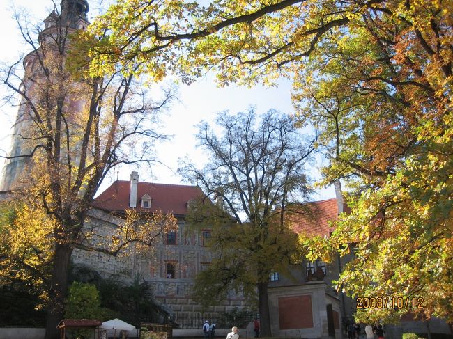 チェスキー・クルムロフ城の入り口の広場からのショットです。