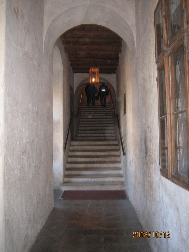 城の塔を登っていきます。<br />塔なので狭くて急です。