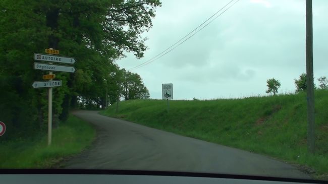 ようやく4月30日最後の村へと向かいます。<br /><br />この村は、直前に訪れたLoubressac（ルブレサック）からはわずかクルマで10分の距離。ルブレサックは小高い丘の上にある村でしたので、その丘をくだってオートワールに向かいます。ちょうどここは丘を下りきってすぐのところ。