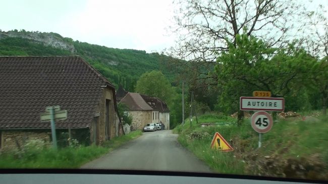 上のみちを進み数分くらいして村の入口へやって来ました。