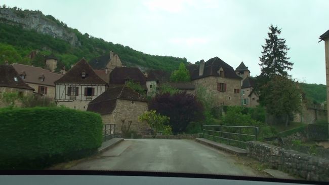 いくら狭いエリアに美しい村が集中しているとはいえ、本日8軒目ということもあってさすがに疲れてきました。ということで、もう車載動画だけでいいかなー、とか思ったり…。