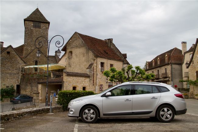 そんな感じで村を通過する直前に、なあんと丁度良い駐車場が。ということでやっぱり少し歩いてみることにしました。