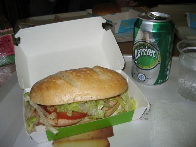 パリ初ごはんはマック（涙）<br />日本になさそうなメニューを頼んでみましたが、お味はフツー。