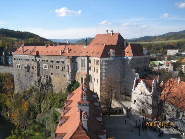 城の塔から見たチェスキー・クルムロフ城です。