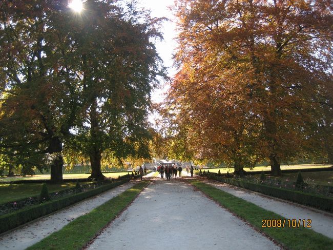 紅葉と噴水がとても綺麗です。<br />観光客がいなければパンフレットに載ってそうなショットです。