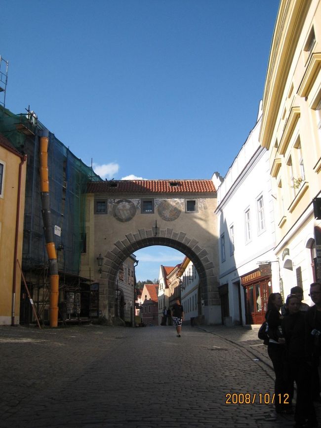 たぶん赤い門からフジェヨヴィツカー門の方を見た景色です。<br />こちらも騙し絵が描かれていますね。