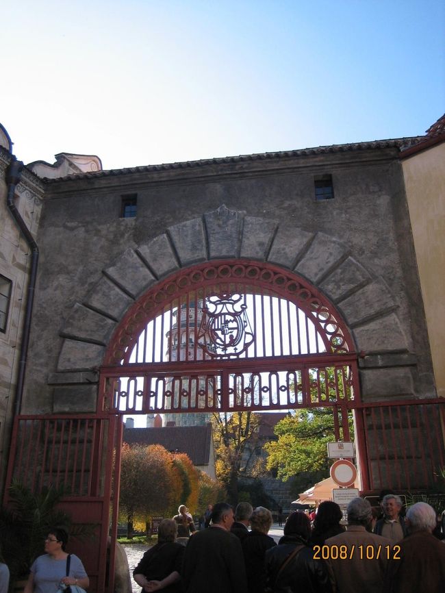 赤い門です。<br />本当に単に門が赤いだけです。