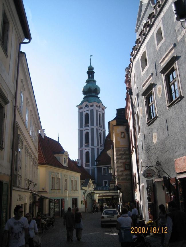 何の建物かはわかりませんが結構高いので目立ちます。<br />他の写真でも至る所に写っています。