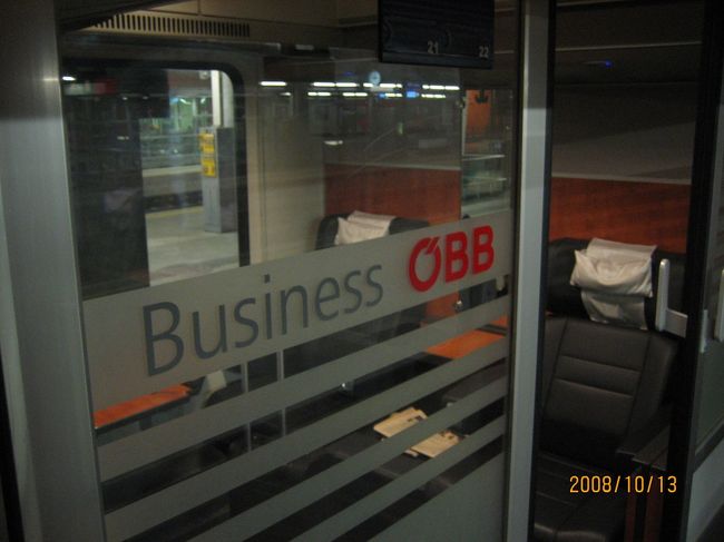 確かインスブルックで乗り換えてからの電車です。<br />チェコと比べてオーストリアの電車は新しく綺麗です。<br />１等席のビジネス用の席です。<br />たぶんこちらでも問題ないはずなのですが普通のに座りました。