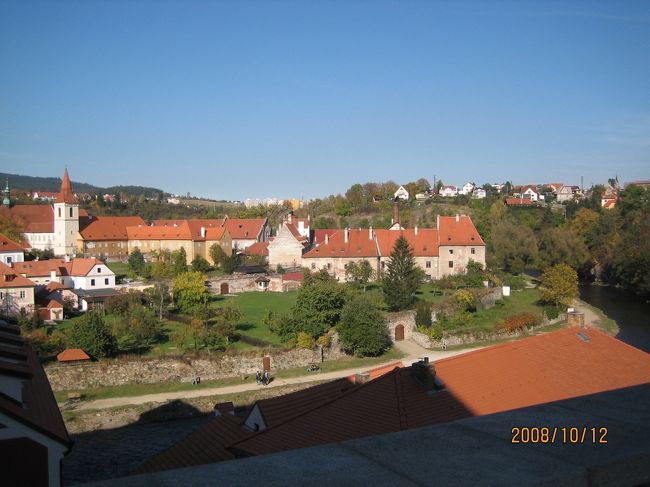さて、また地域博物館の方へ戻ってきました。<br />チェスキー・クルムロフの評価が低いのは交通の便が悪く観光の見所が少ないことです。<br />さらに今回は観光日が日曜日になったことで最悪に！<br />電車は元々本数が少ないためバスでチェスキー・ブジェヴィツェに帰ることに。<br />初めは日曜日ということを知らずにバスを待っていたのですが、待てど暮らせどバスは来ない。その後、気づいたのは良いが２時間以上もバスが来ない。またザルツブルクまでの電車に間に合うかどうか．．．<br />結構気が気でないです。<br />久しぶりの運動（歩いているだけですが）で足が棒のようになっていたので２時間をバス停で過ごすことに．．．（さすがに結構寂しかったです）<br />２時間後にバスが来て乗り込みますが時間が心配で気が気でない。（パスの料金は安かったです）<br />チェスキー・ブジェヴィツェ駅に着いて、すぐにダッシュして荷物を受け取り何とか電車に間に合いました。<br />行きは電車だったので着いたところがどこか分からない駅近くのビルの３階ぐらいの駐車場で、これまた焦りました。（＾ ＾）；
