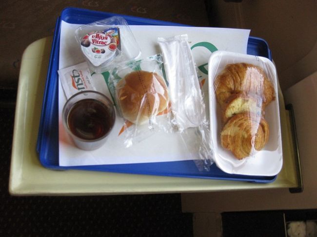ナイルエキスプレス特急の朝食<br /><br />バターロールとデニッシュのみ<br />「パンをおかずにパンを食え」みたいです。。。<br /><br />バターロールとチーズのみいただきました。<br />「イチジクのジャム」は美味しく、ちょっと満足。<br />（飲み物は紅茶をオーダー。朝食時のコーヒーor紅茶は無料）