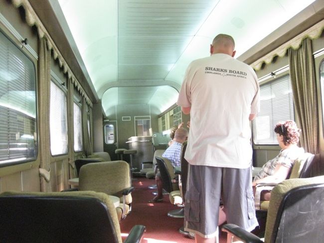 バーラウンジ車両（６両目・私の個室は３両目）<br /><br />朝食後、行ってみました。<br />寛いでいるのは欧米人だけ、たばこを吸えるのはココと各車両の連結部分の前のみです。