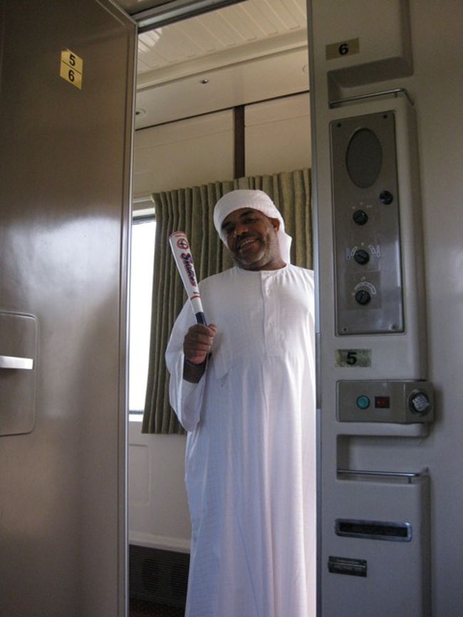 ガイドのシャバーンさん<br />エジプトの民族衣装「ガラベイヤ」を着て「おはようございます！」<br /><br />以前に東京・阿佐ヶ谷に住んでいたとか。<br />いつもスワローズの応援バットをもっています。