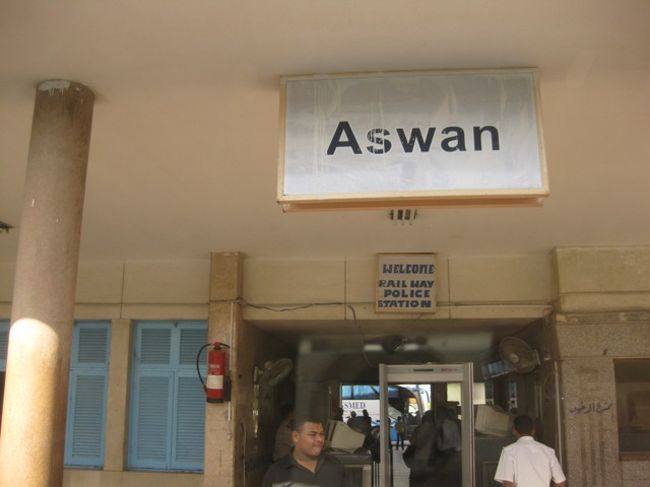 アスワン到着<br />車掌にチップを渡して下車。<br /><br />車掌へのチップは１USドルが相場だそうです。<br />前夜連結部分で一服していたら、わざわざ灰皿がわりに水の入ったトレイを持ってきてくれたので、奮発して「２USドル」！