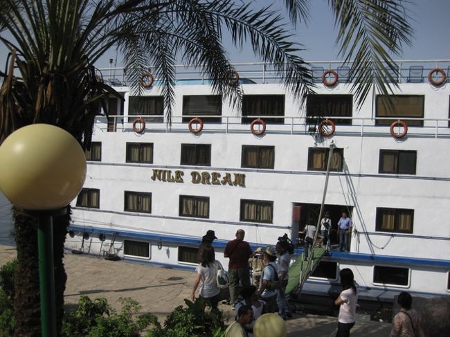 アスワン観光前にクルーズ船にチェックイン。<br />荷物を預けます。